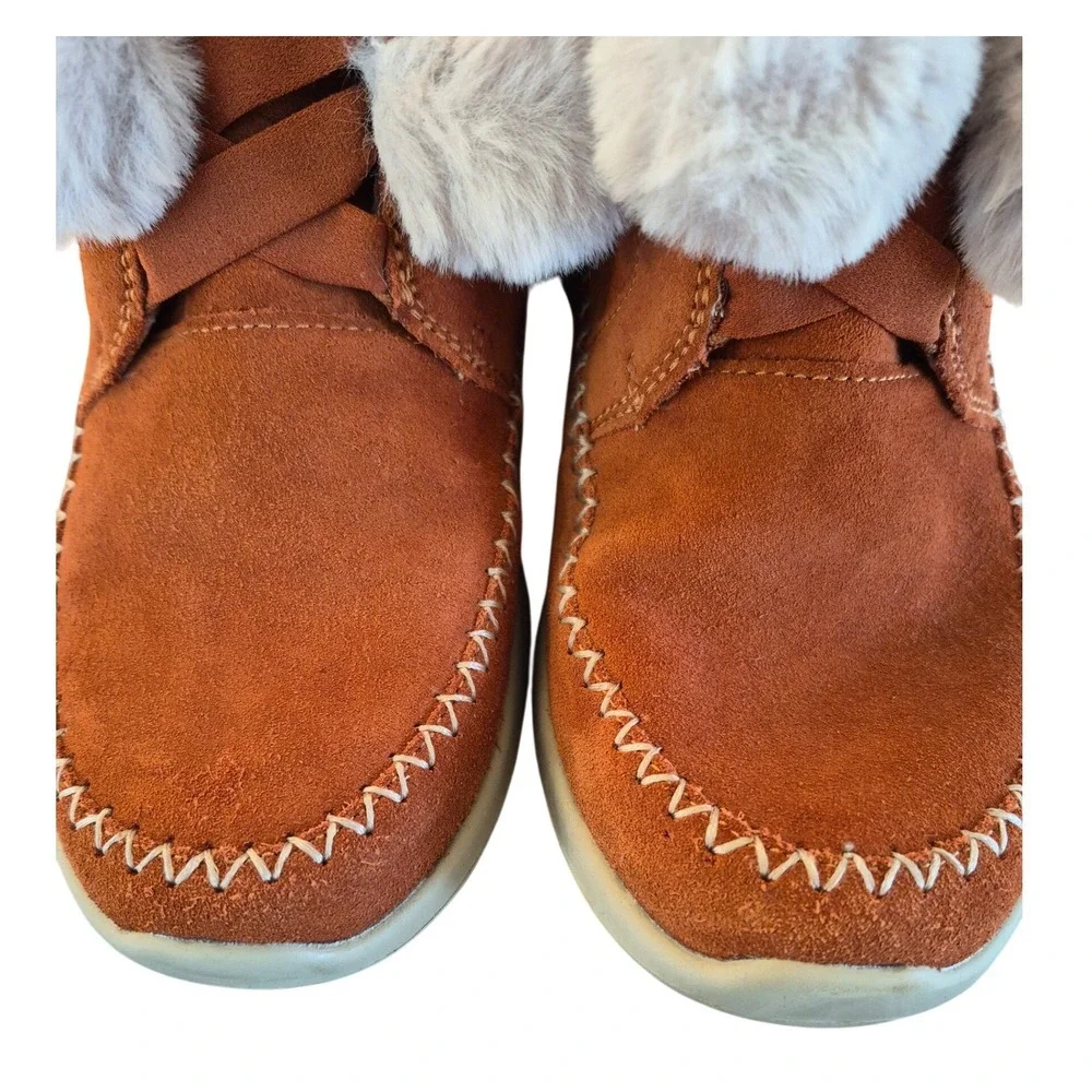 Modern Skechers Boots Lush Rust Suede Faux Fur Pom Pom Cozy Cabin Core Apres Ski